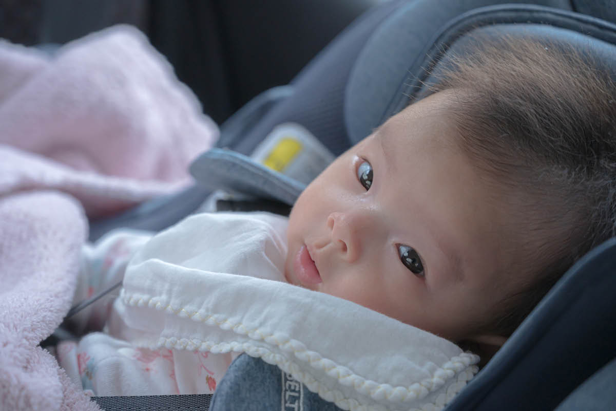 0~4歲安全座椅推薦怎麼選?新生兒汽座法規、提籃與 ISOFIX 重點