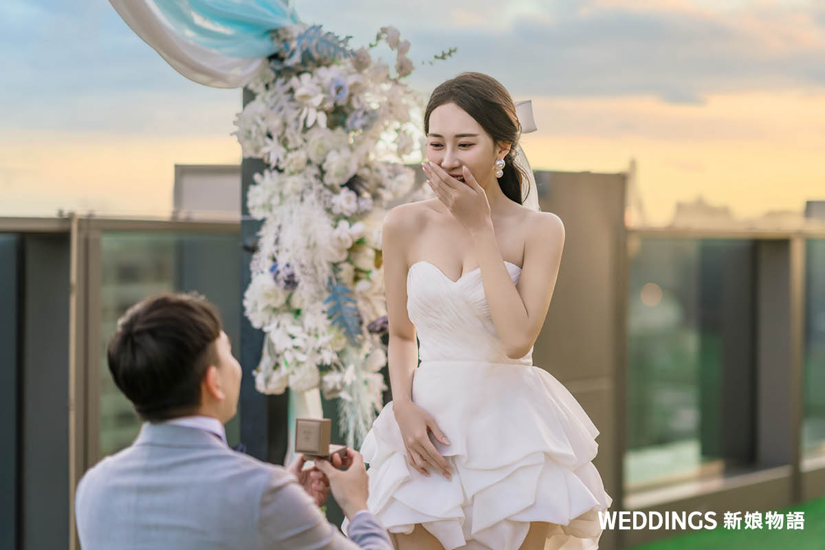 精緻的求婚鑽戒放置於戒盒中,展現浪漫求婚氛圍與鑽戒細節