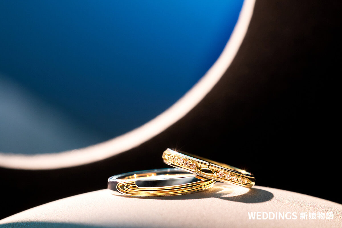 K.UNO Lucky Us 三眼怪結婚對戒,以鑽石與金色星軌線條呈現宇宙意象